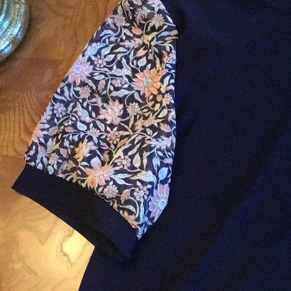 NWT CeCe short Sleeve Blouse Size L Navy with floral sleeves - Picture 7 of 7